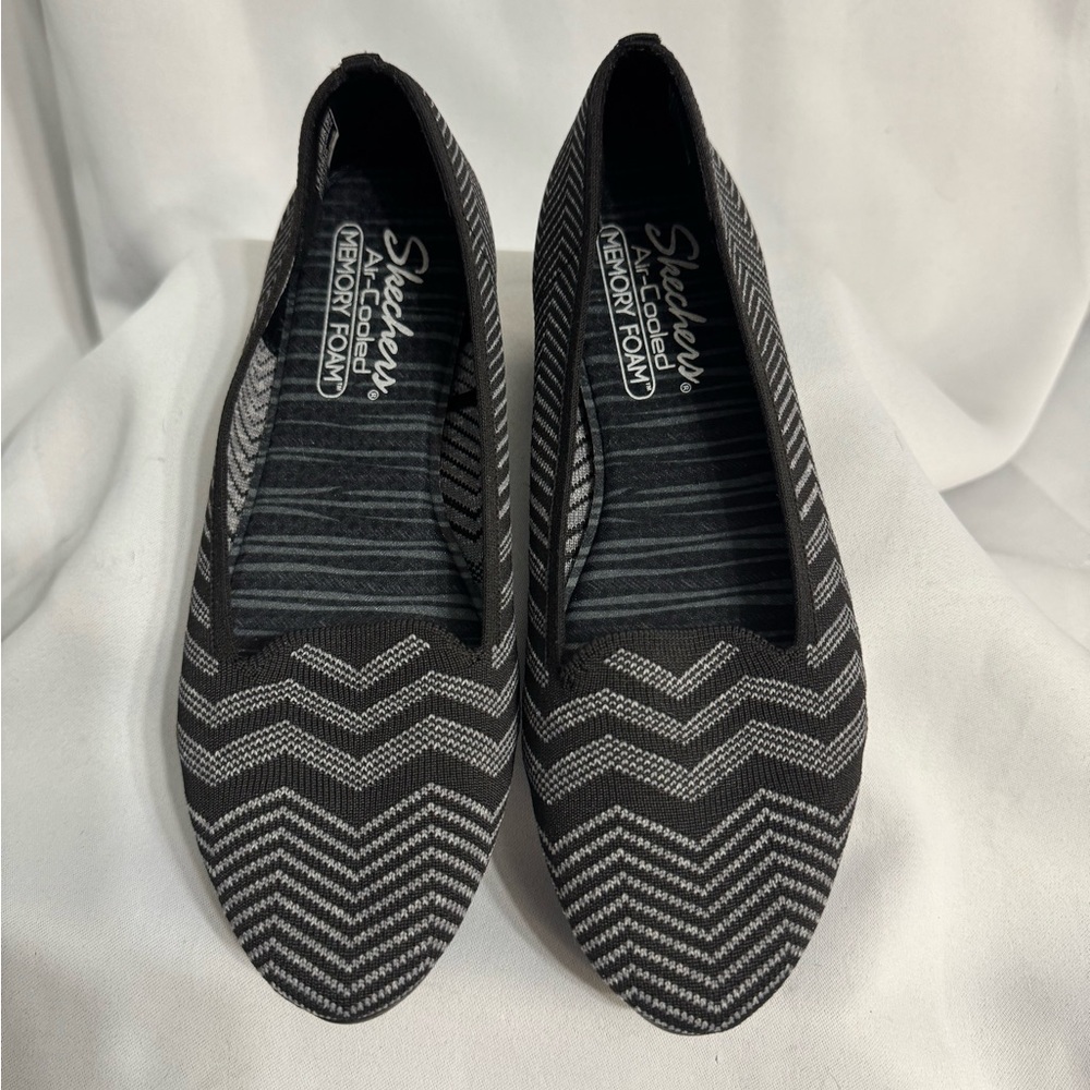 Skechers Cloe Black and Gray Chevron Flats 
SZ 8 - Picture 2 of 6
